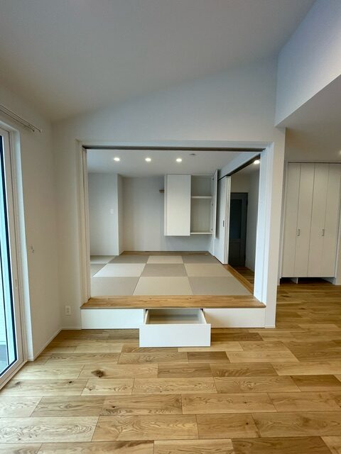 明るく開放的なリビングと小上がりのあるお家