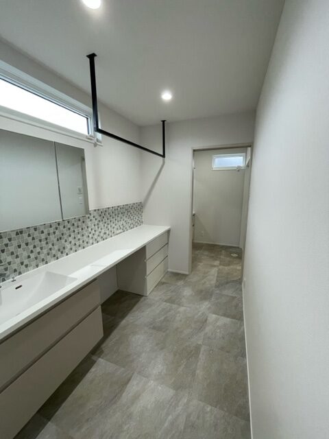 明るく開放的なリビングと小上がりのあるお家