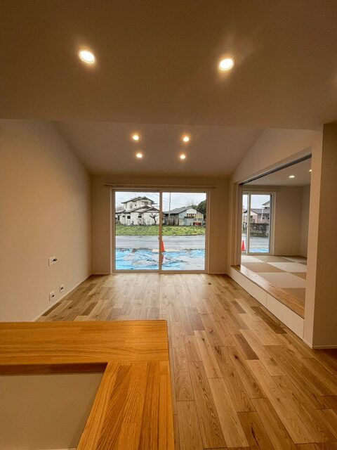 明るく開放的なリビングと小上がりのあるお家