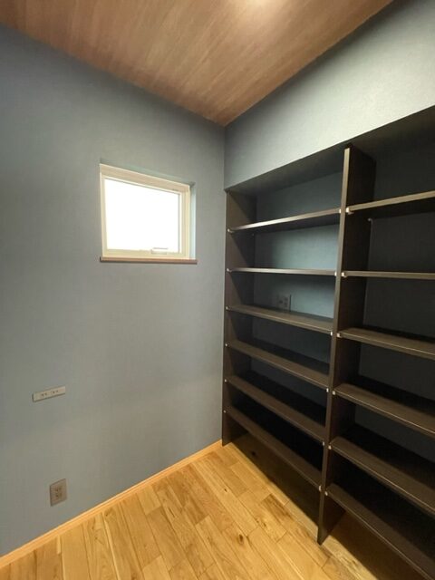 明るく開放的なリビングと小上がりのあるお家