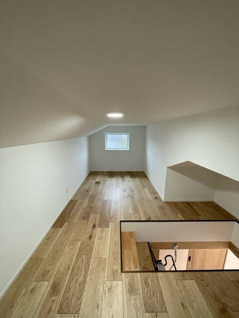 明るく開放的なリビングと小上がりのあるお家