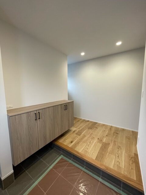 明るく開放的なリビングと小上がりのあるお家