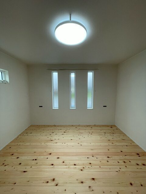 明るく開放的なリビングと小上がりのあるお家