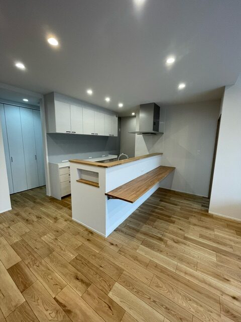 明るく開放的なリビングと小上がりのあるお家